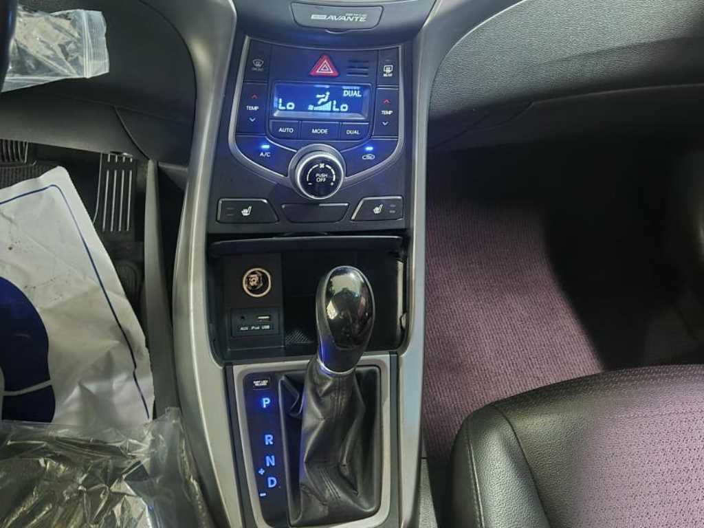 HYUNDAI Avante - Vista 10