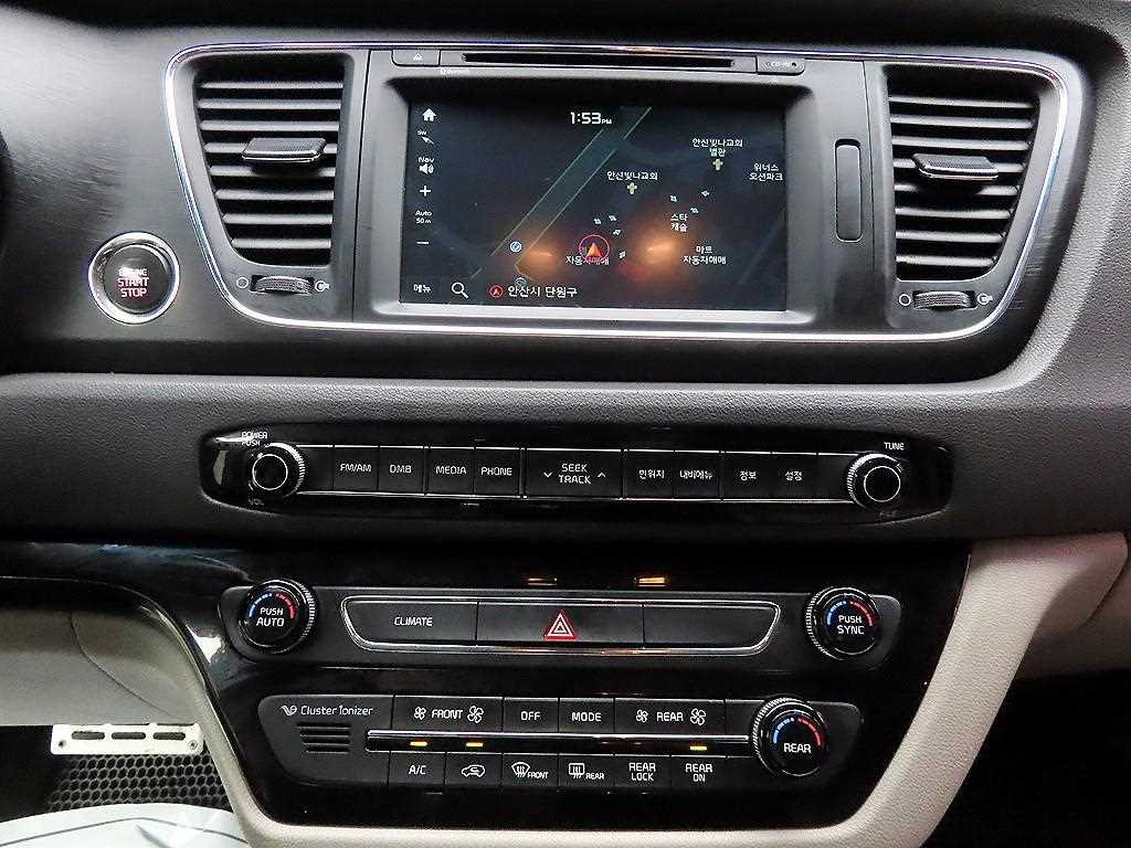 KIA Carnival - Vista 12