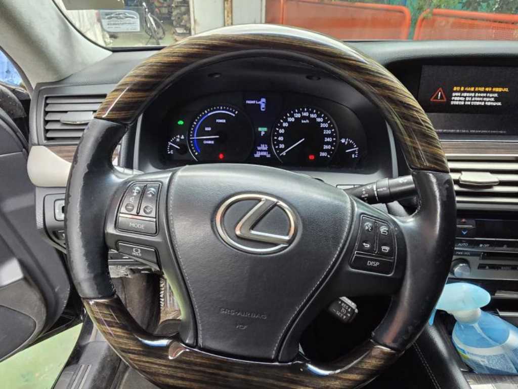 Lexus LS - Vista 5