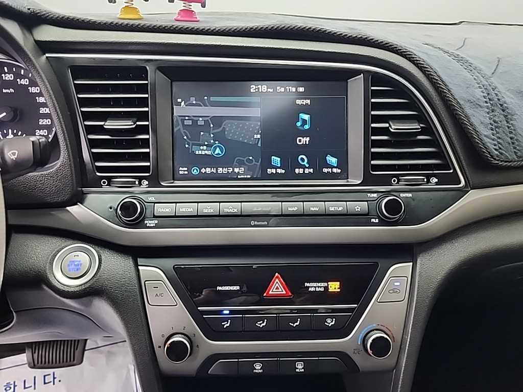 HYUNDAI Avante - Vista 10