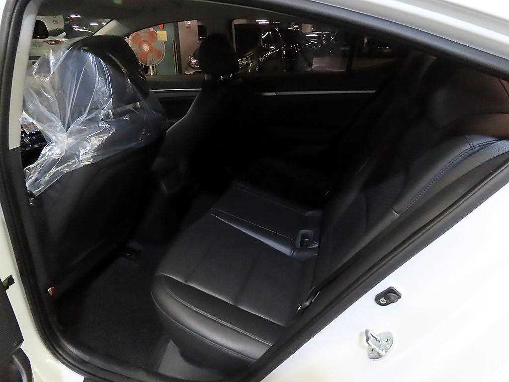 HYUNDAI Avante - Vista 7
