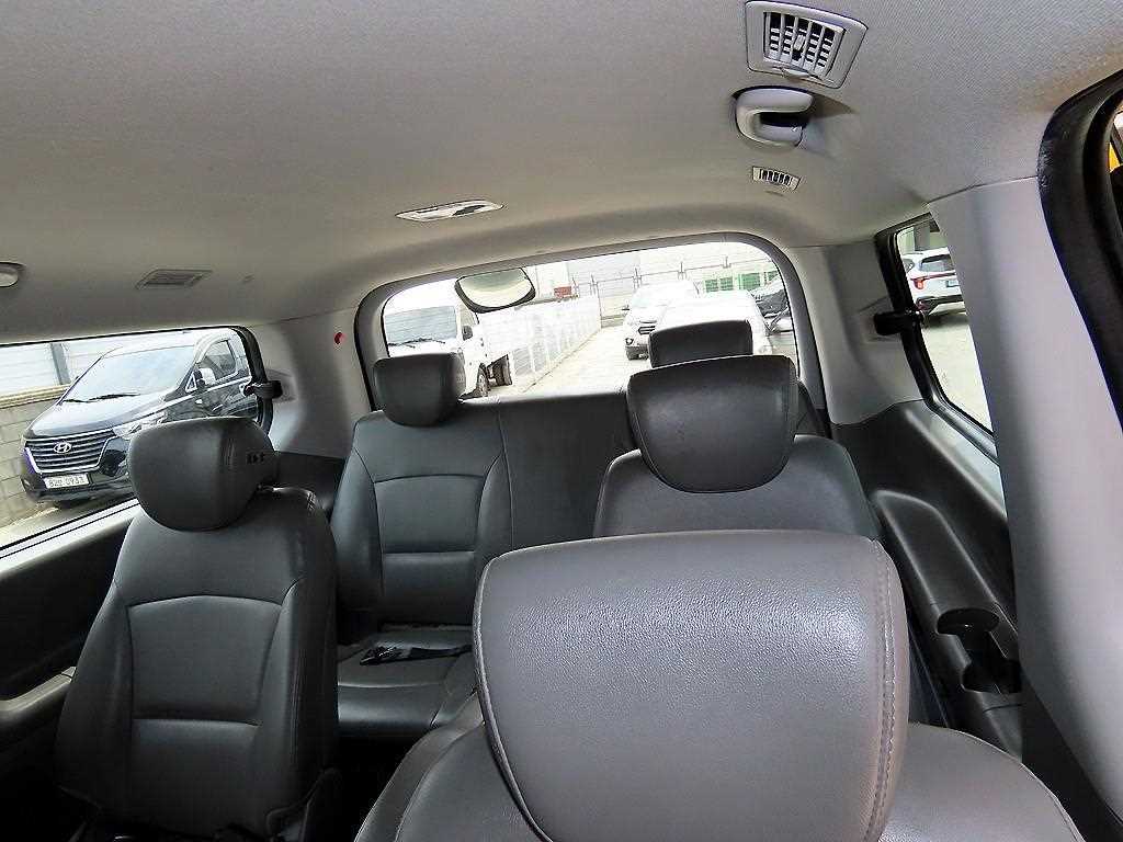 HYUNDAI Starex - Vista 7