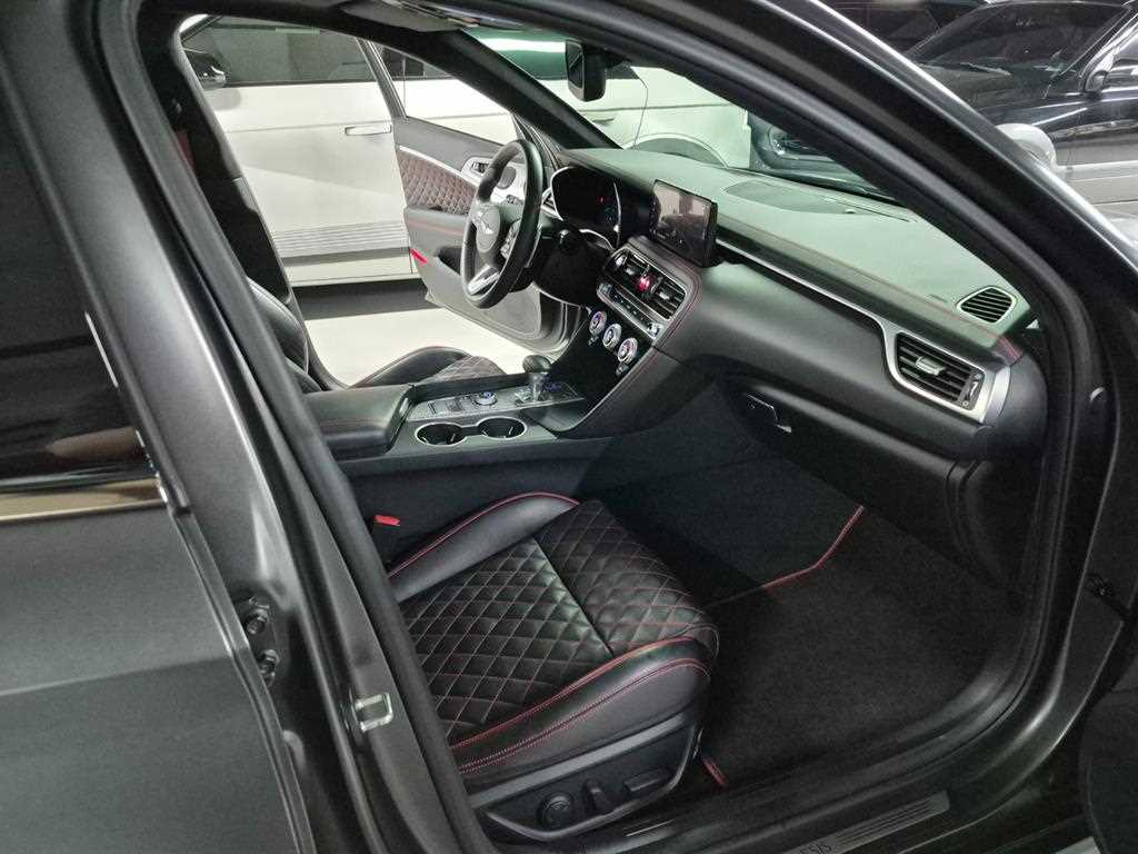 Genesis G70 - Vista 10