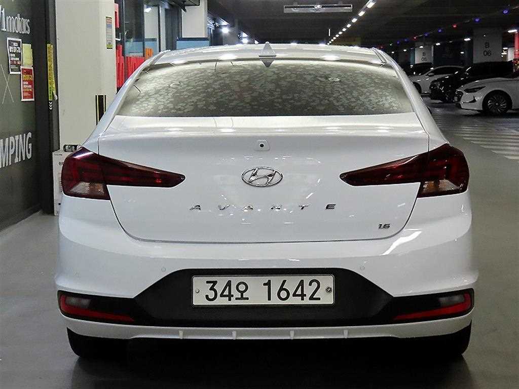 HYUNDAI Avante - Vista 5