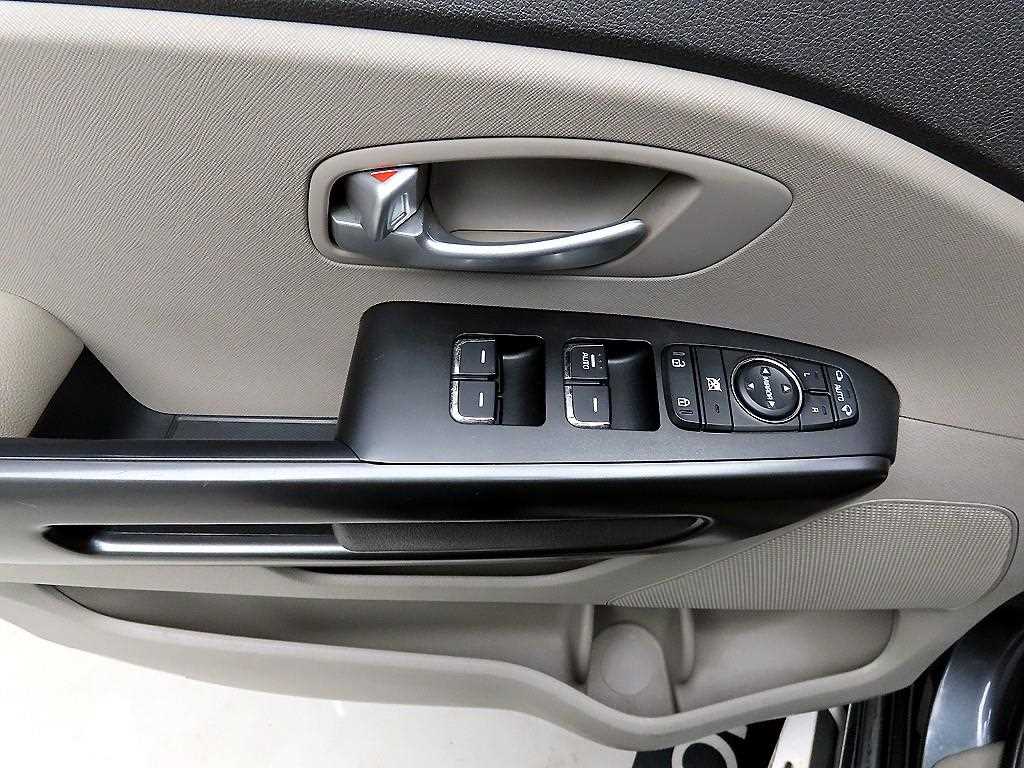 KIA Carnival - Vista 11