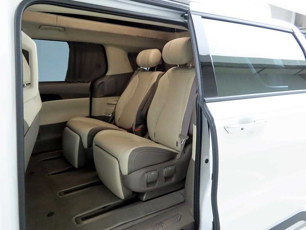 KIA Carnival - Vista 12