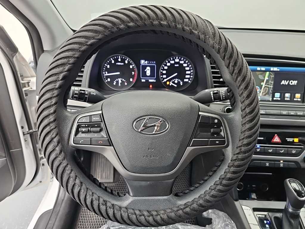 HYUNDAI Avante - Vista 9