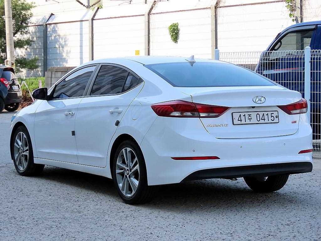 HYUNDAI Avante - Vista 3