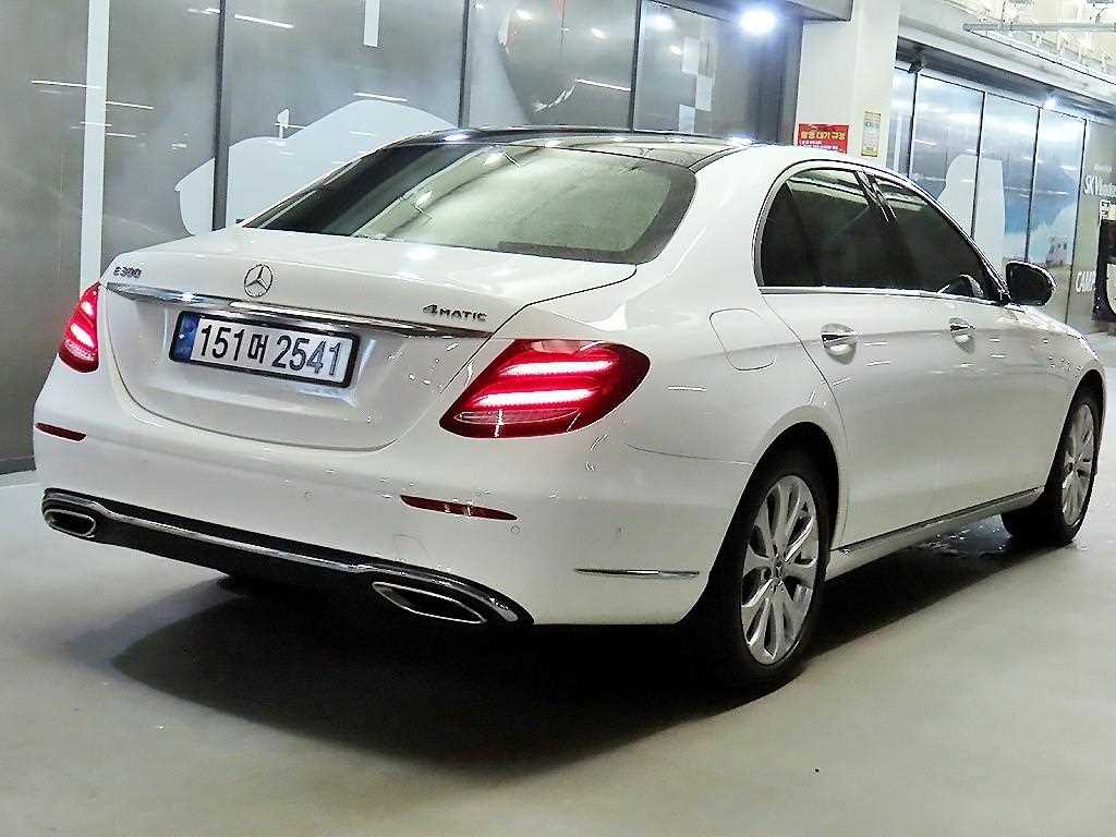 Mercedes Benz E class - Vista 4