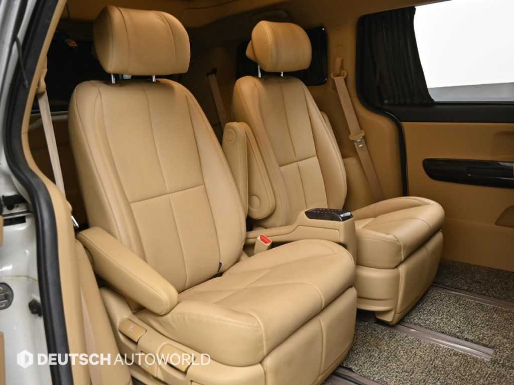 KIA Carnival - Vista 12