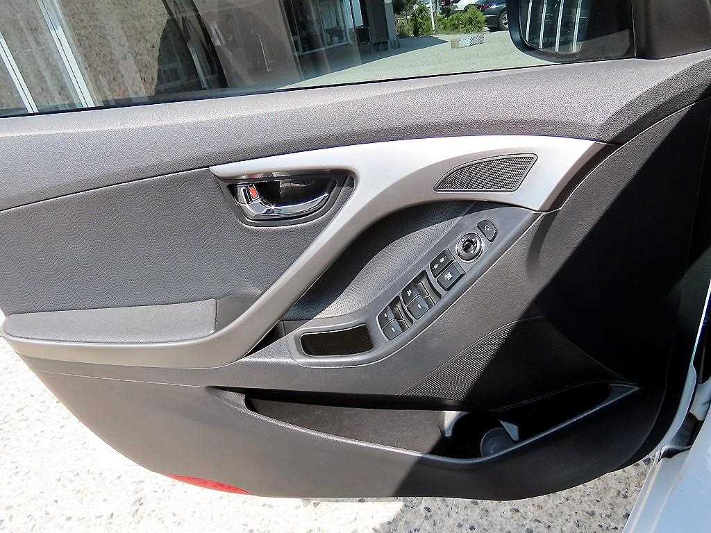 HYUNDAI Avante - Vista 11