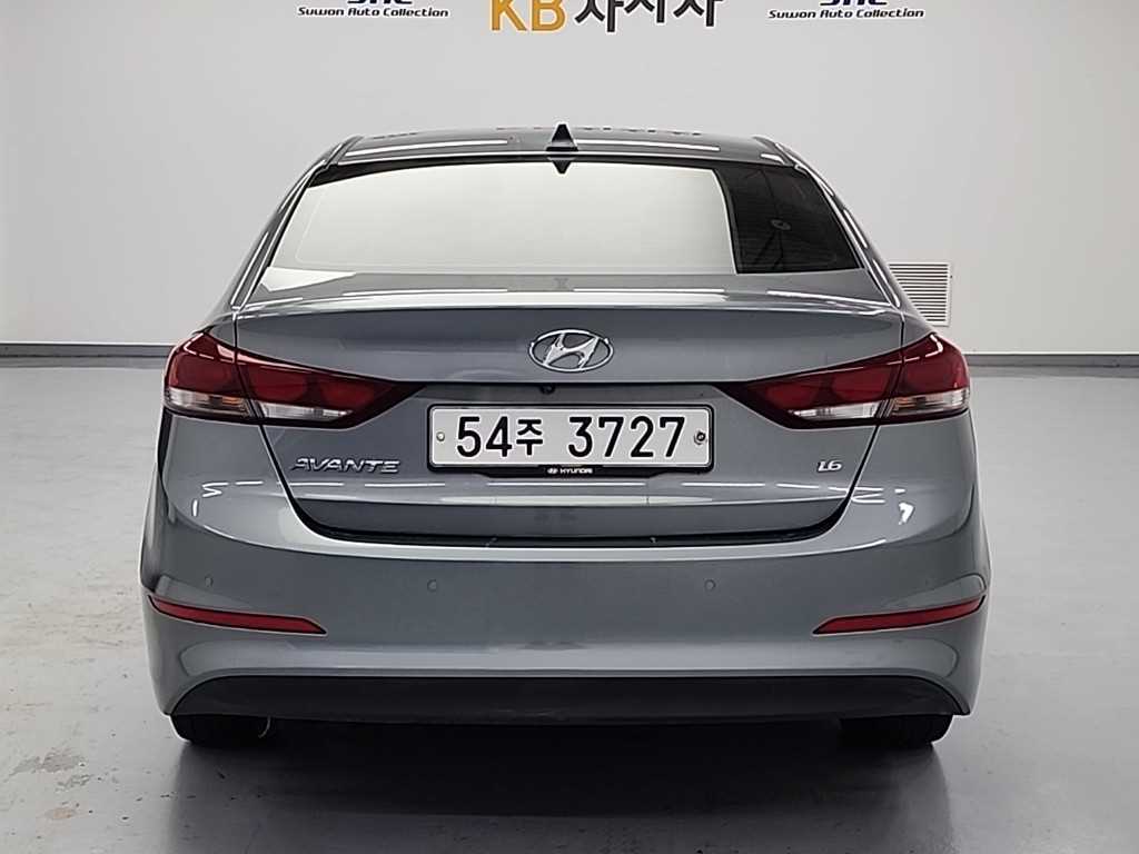 HYUNDAI Avante - Vista 3