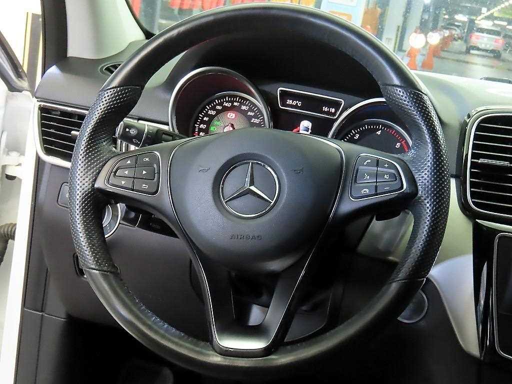 Mercedes Benz GLE Class - Vista 8