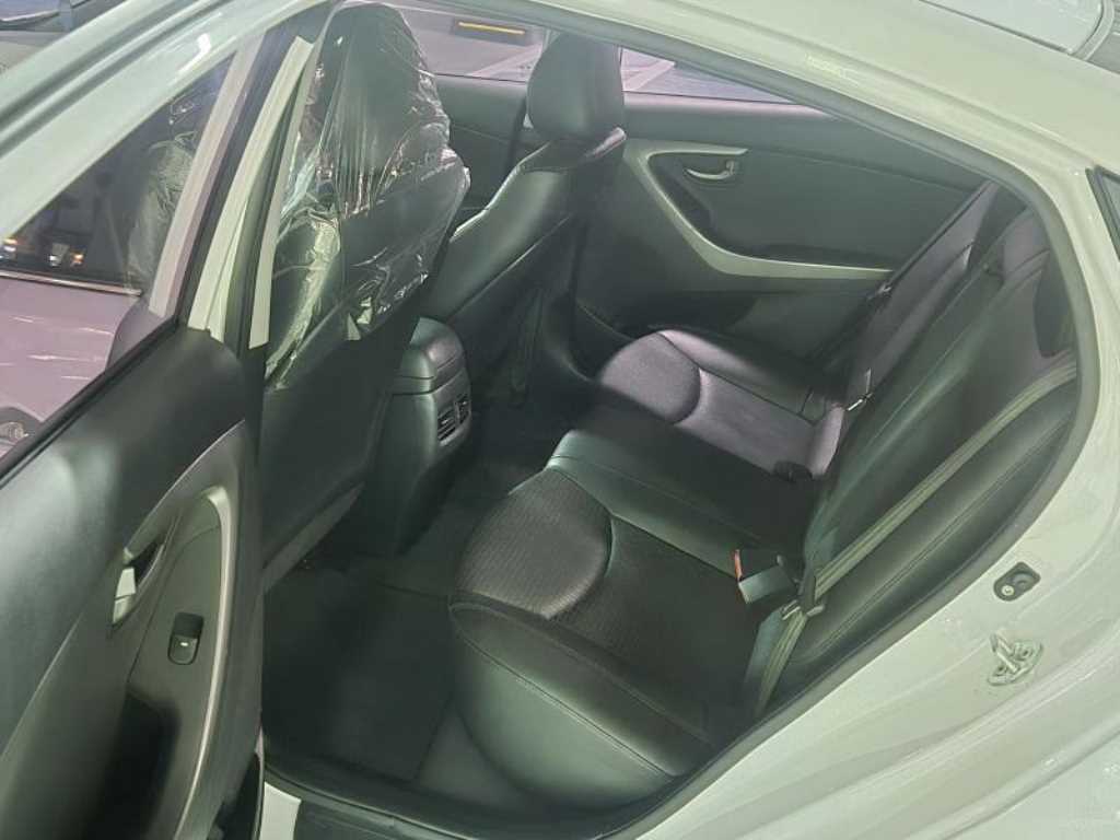 HYUNDAI Avante - Vista 7