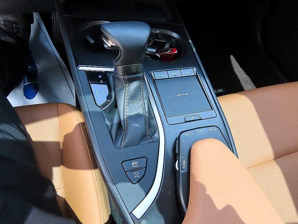 Lexus UX - Vista 10