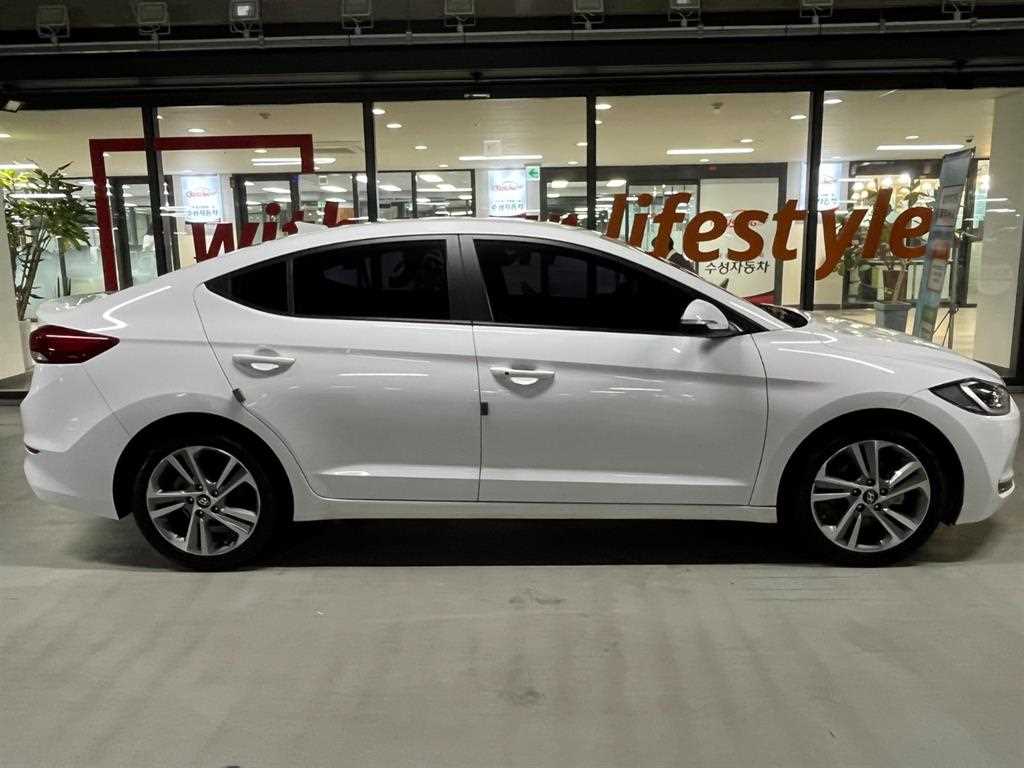 HYUNDAI Avante - Vista 3