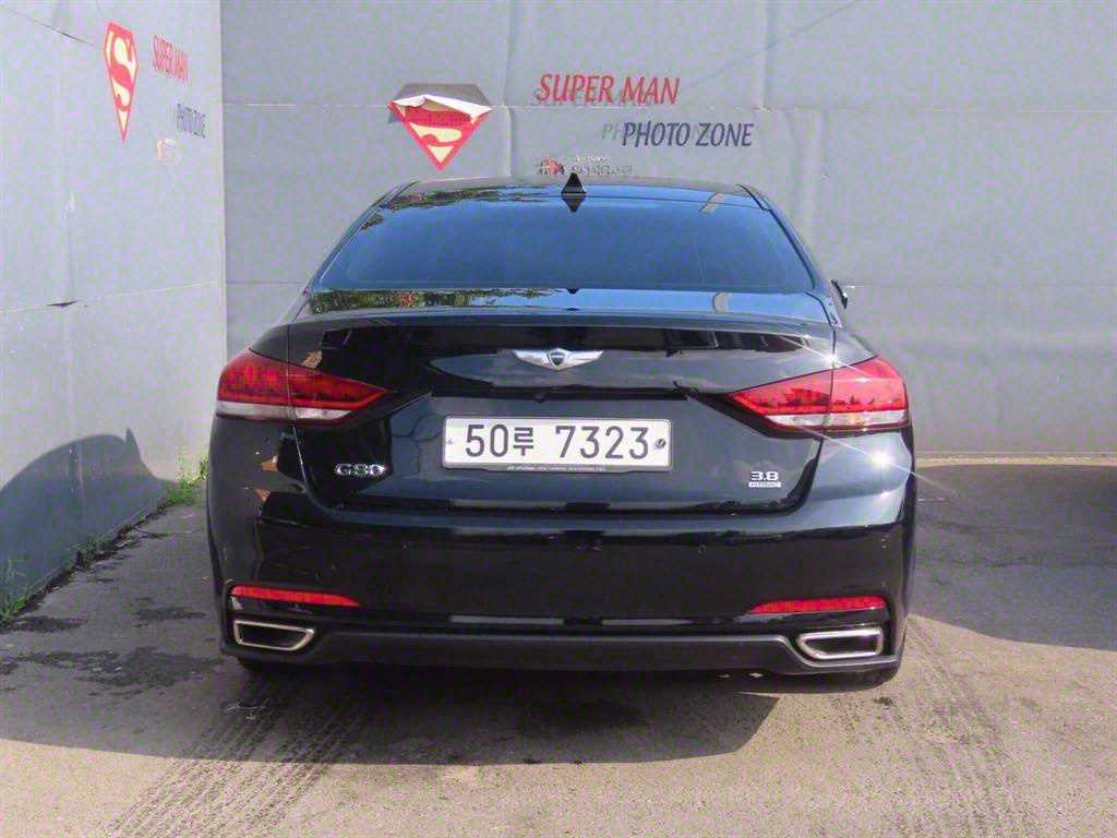 HYUNDAI Genesis - Vista 3