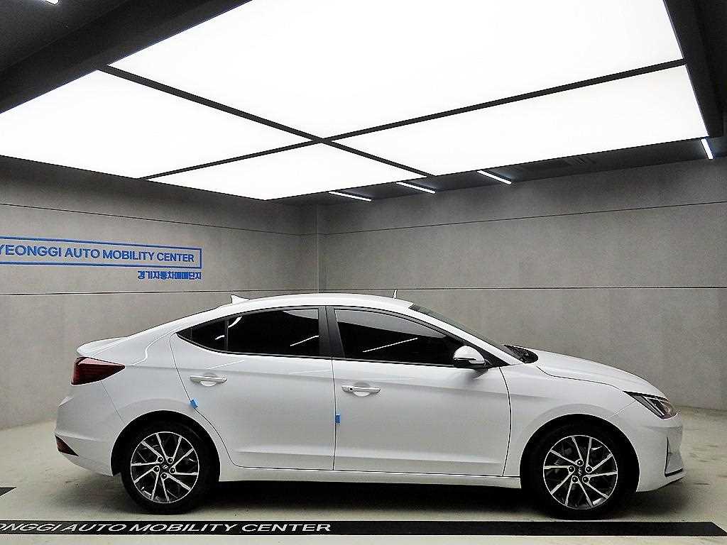HYUNDAI Avante - Vista 2