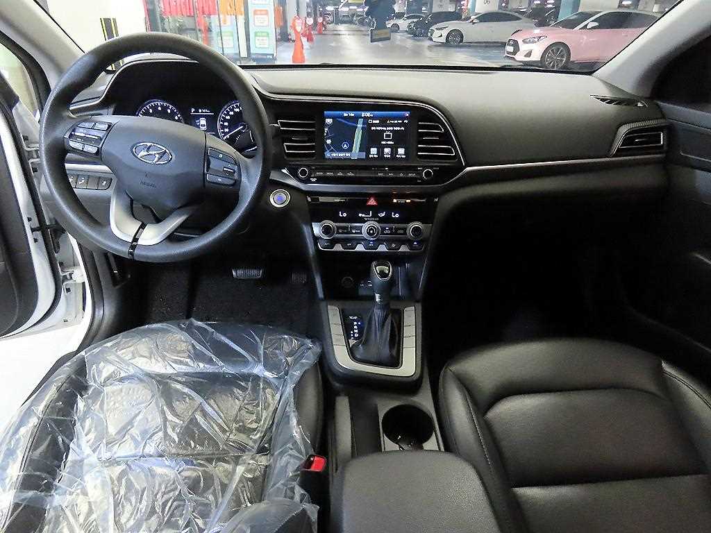 HYUNDAI Avante - Vista 10