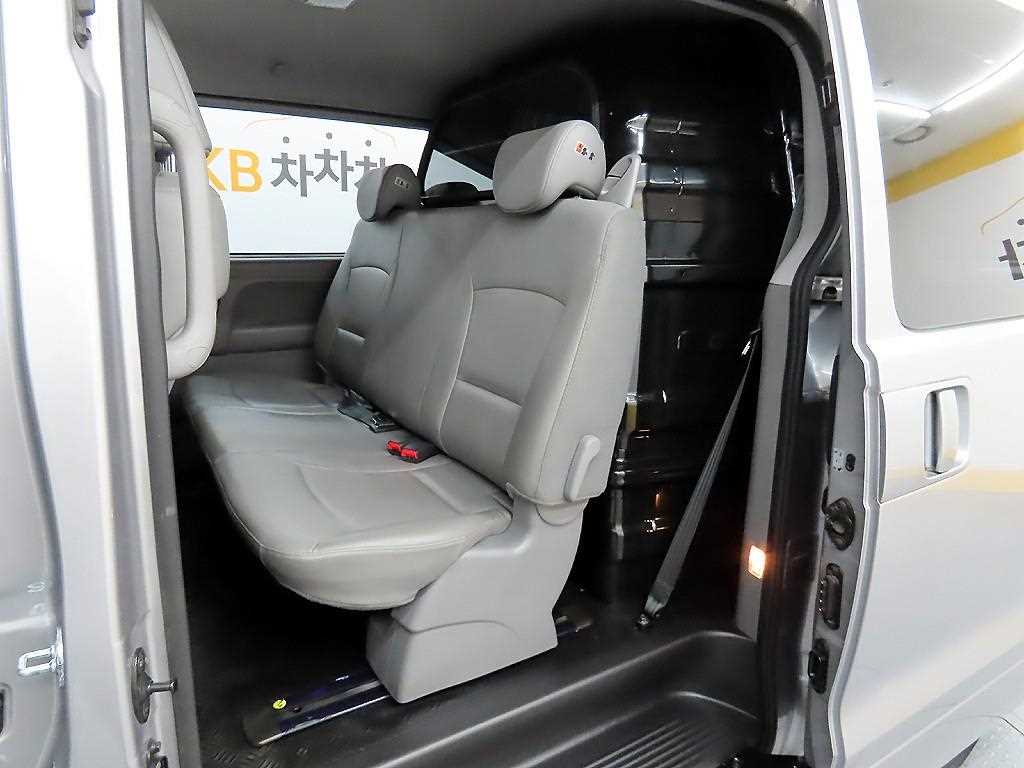 HYUNDAI Starex - Vista 6
