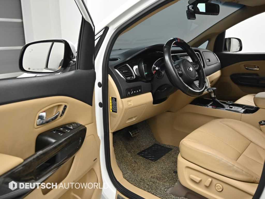KIA Carnival - Vista 11