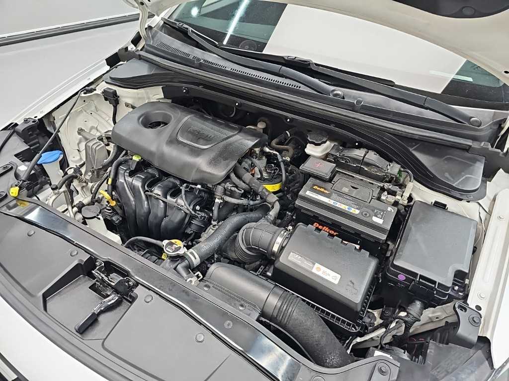 HYUNDAI Avante - Vista 5