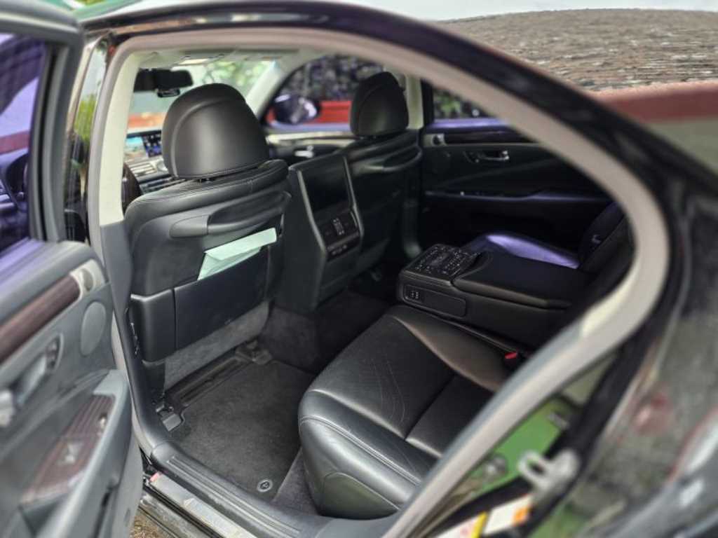 Lexus LS - Vista 10