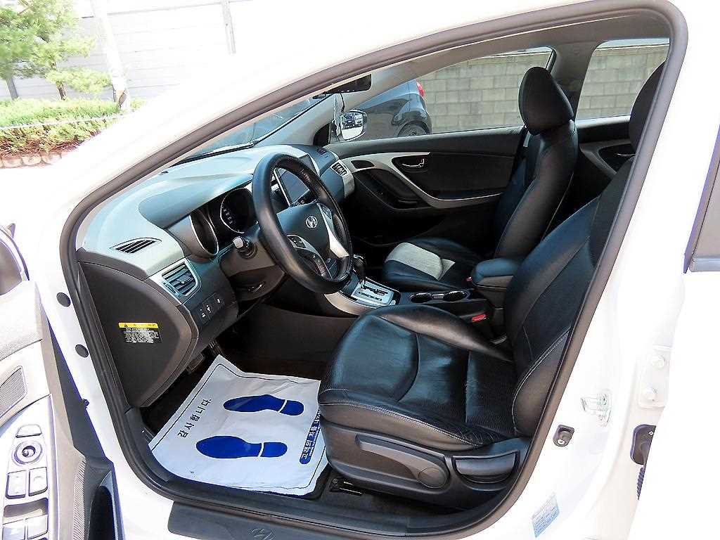 HYUNDAI Avante - Vista 5