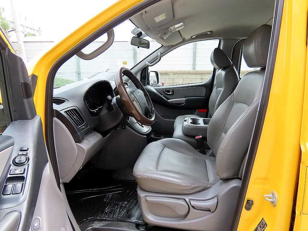 HYUNDAI Starex - Vista 5