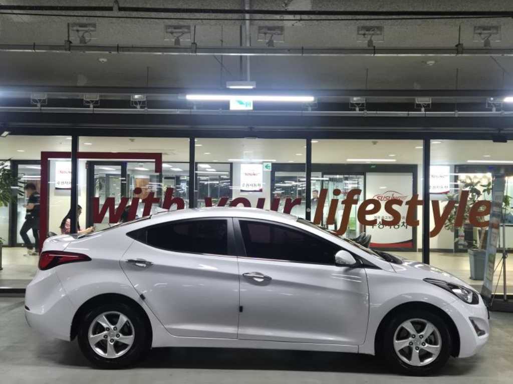 HYUNDAI Avante - Vista 3