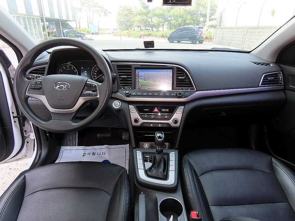 HYUNDAI Avante - Vista 7