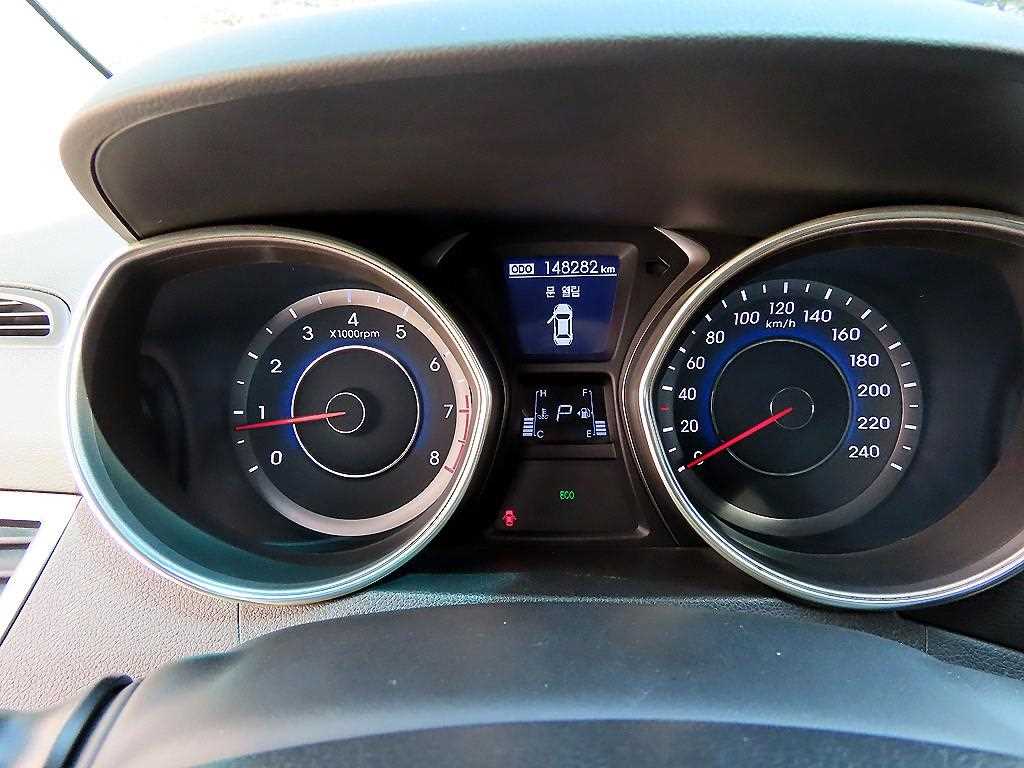 HYUNDAI Avante - Vista 9