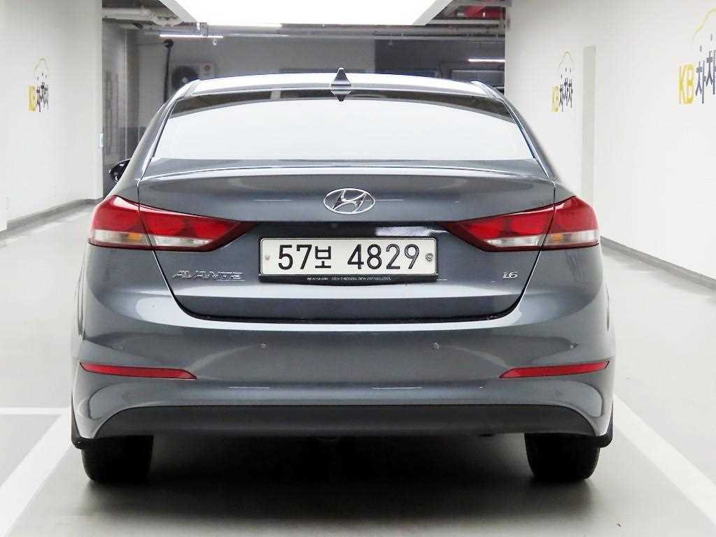 HYUNDAI Avante - Vista 3