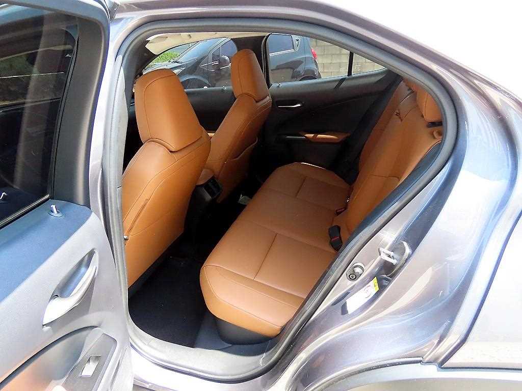 Lexus UX - Vista 6
