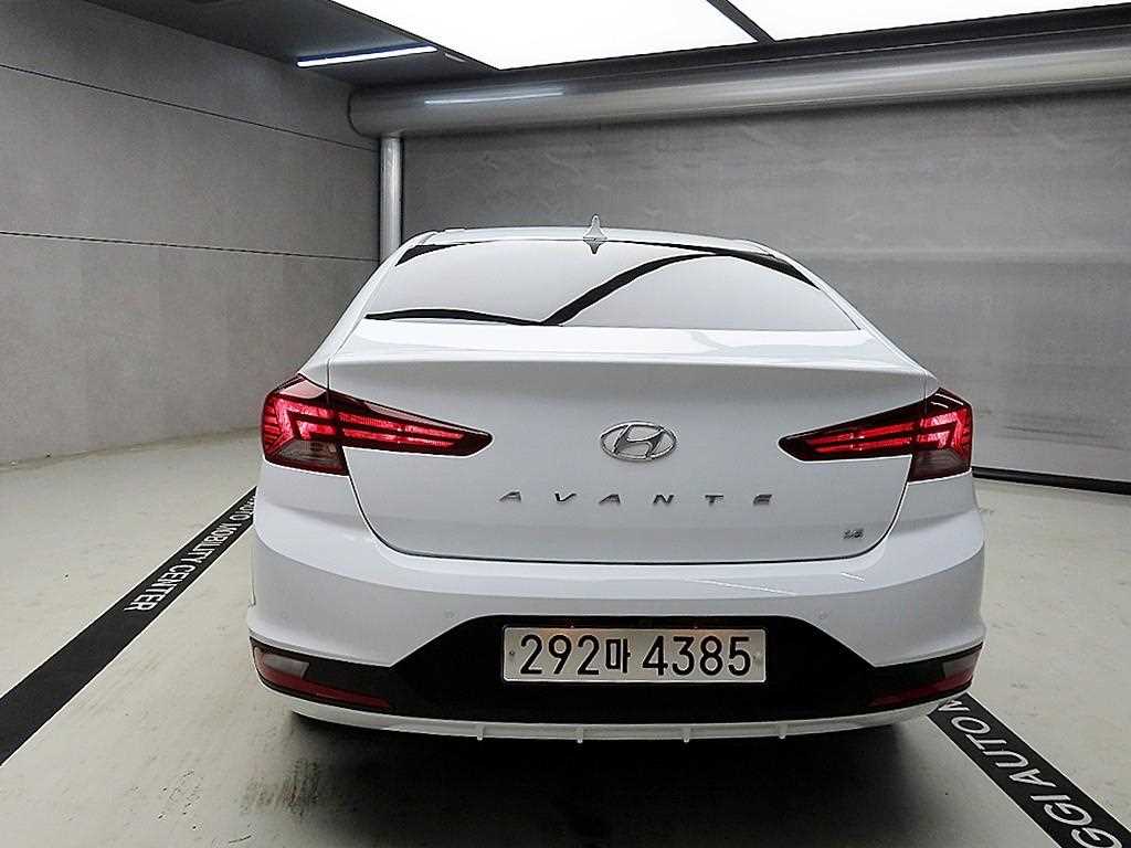 HYUNDAI Avante - Vista 3