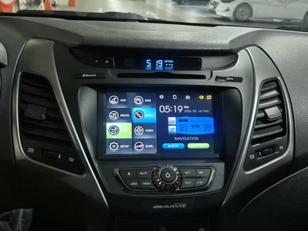 HYUNDAI Avante - Vista 11