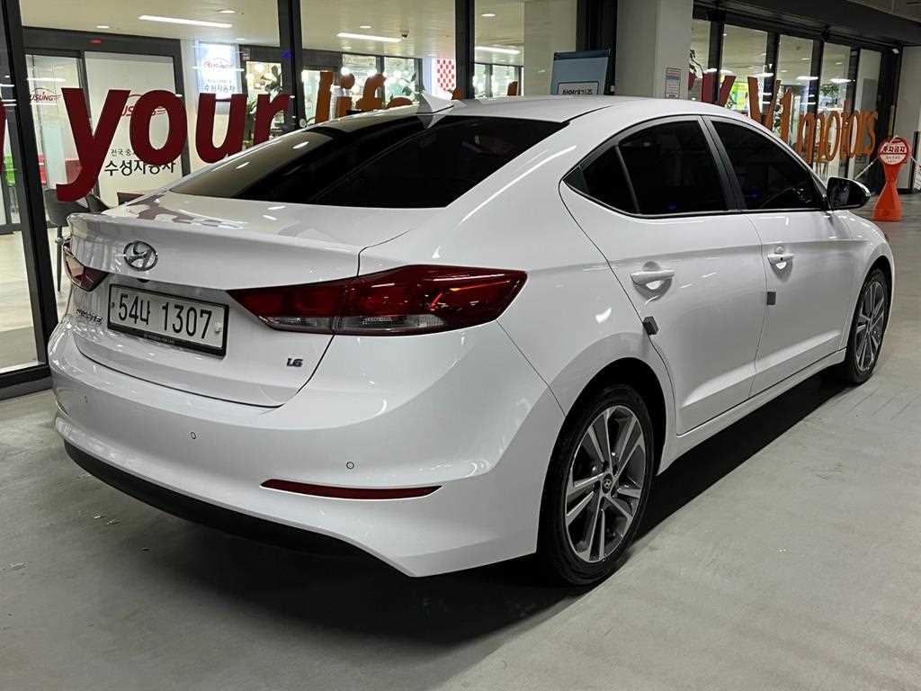 HYUNDAI Avante - Vista 4