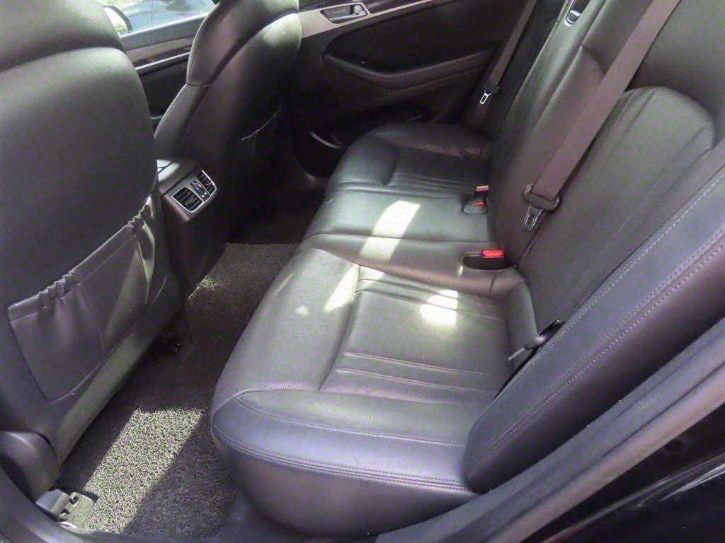 HYUNDAI Genesis - Vista 7