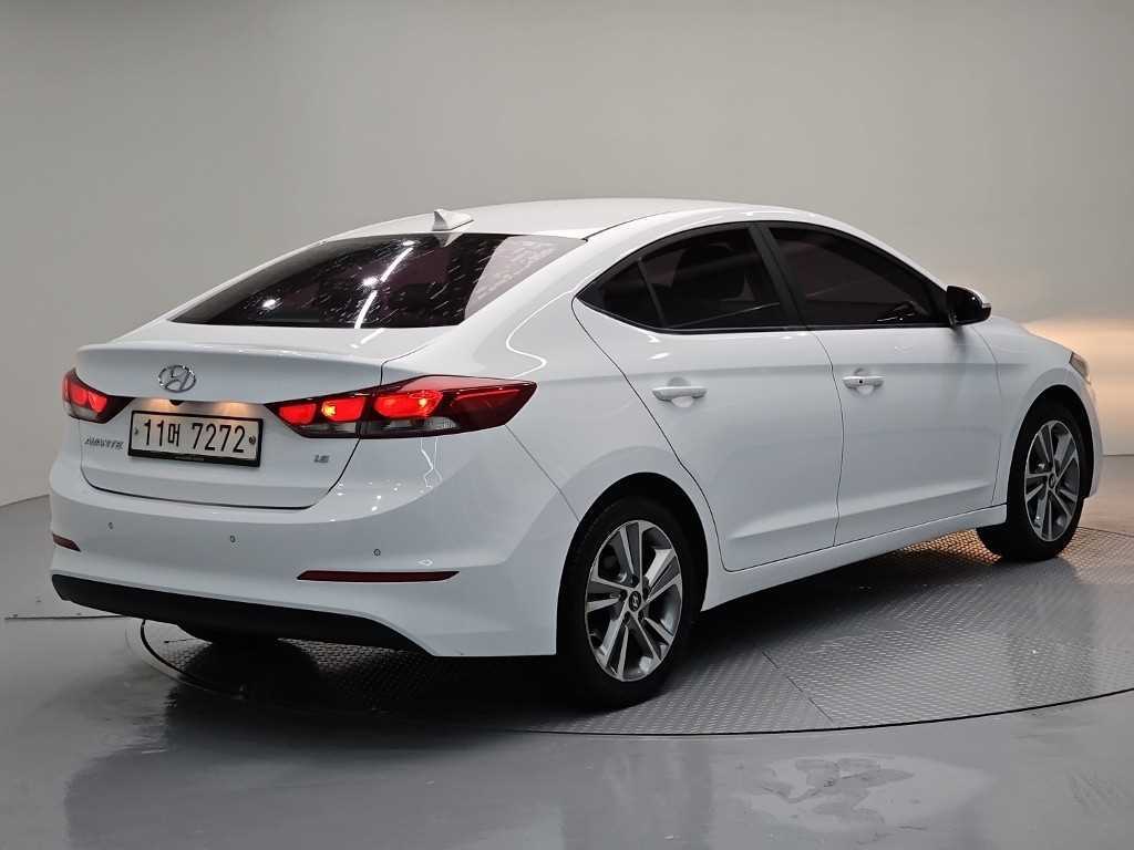 HYUNDAI Avante - Vista 4