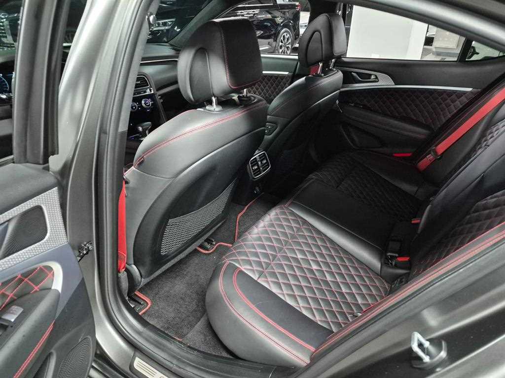 Genesis G70 - Vista 9