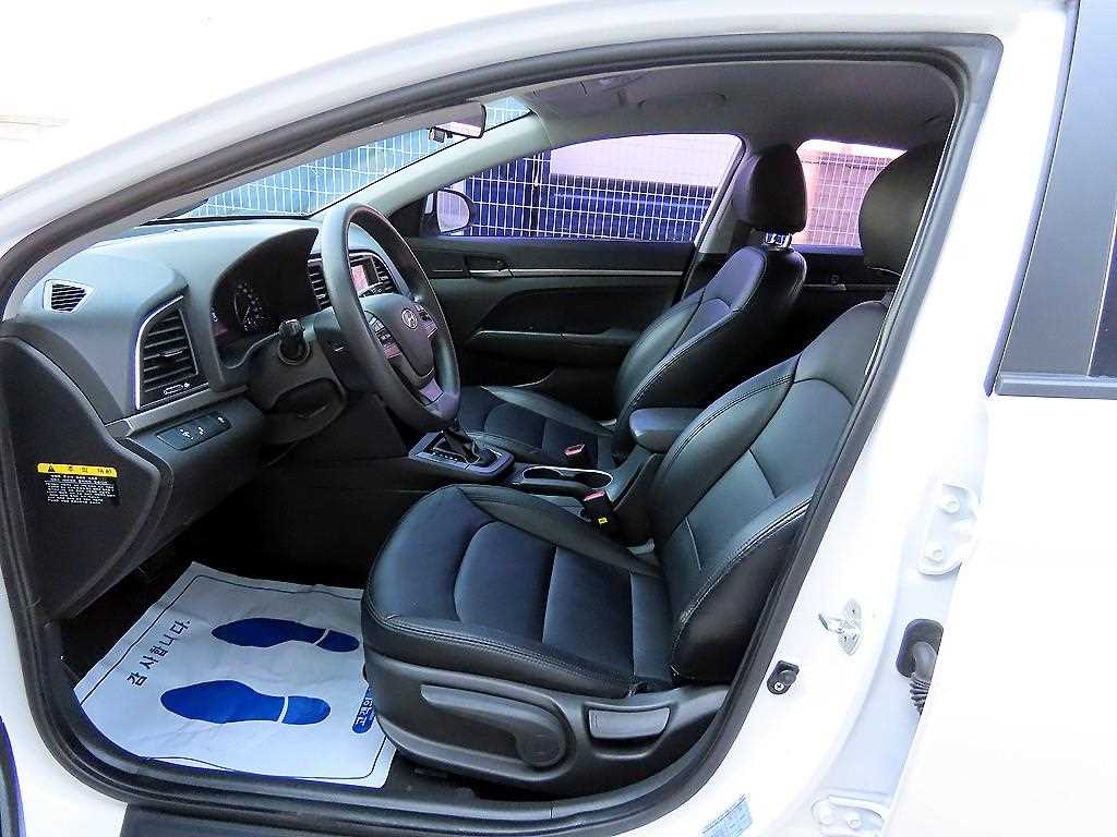HYUNDAI Avante - Vista 5