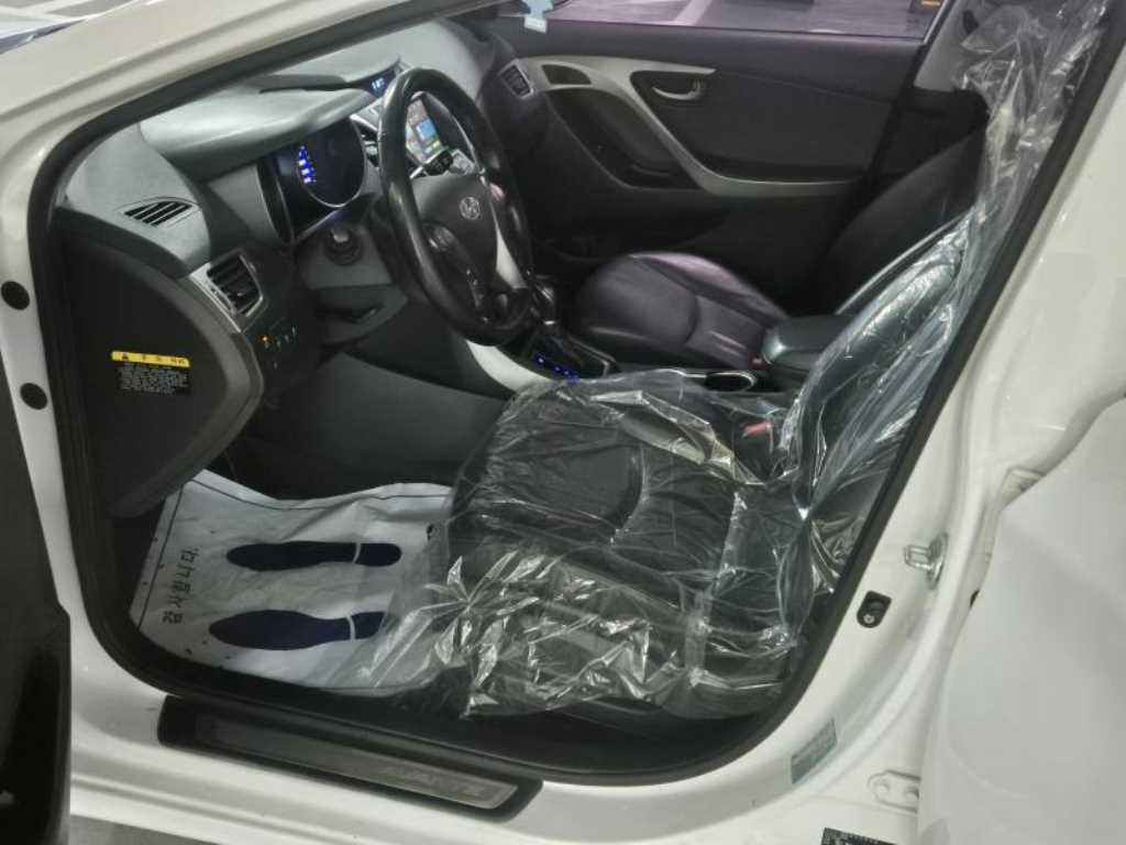 HYUNDAI Avante - Vista 6