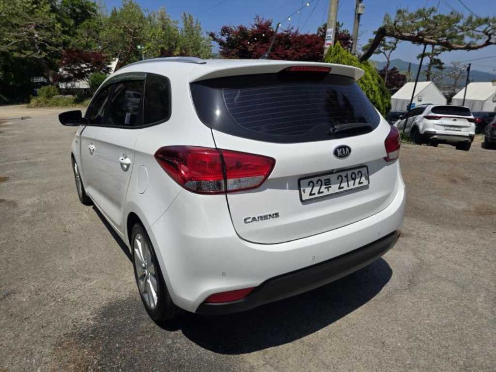 KIA Carens - Vista 5