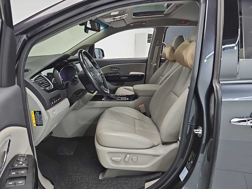 KIA Carnival - Vista 11