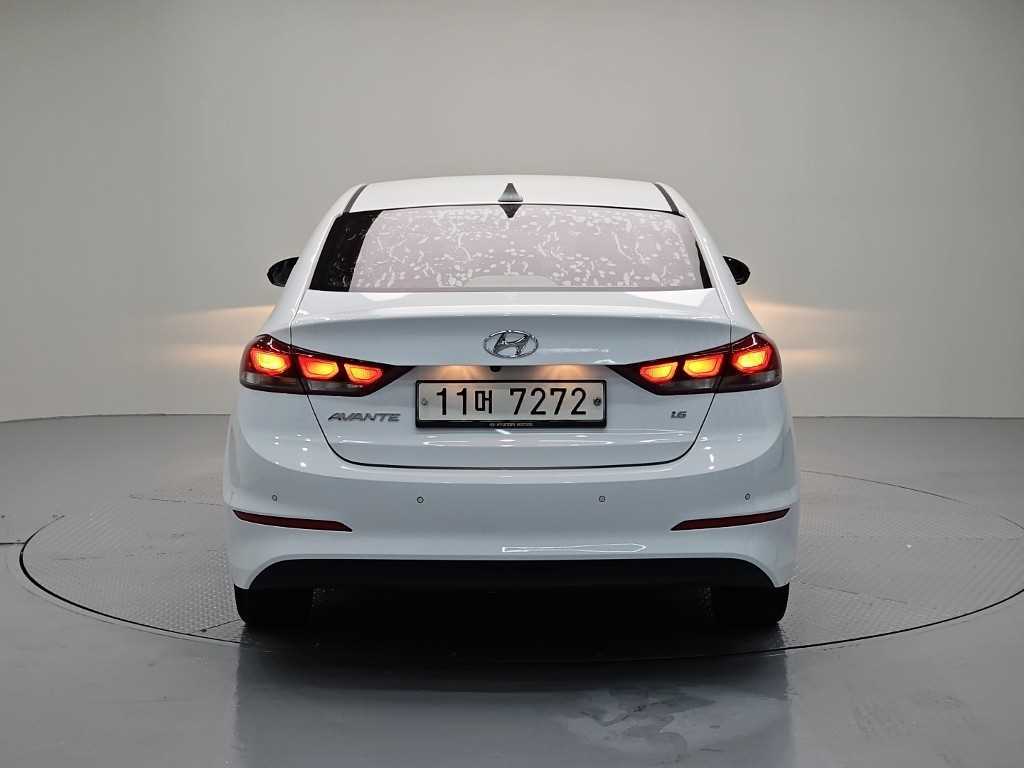 HYUNDAI Avante - Vista 3