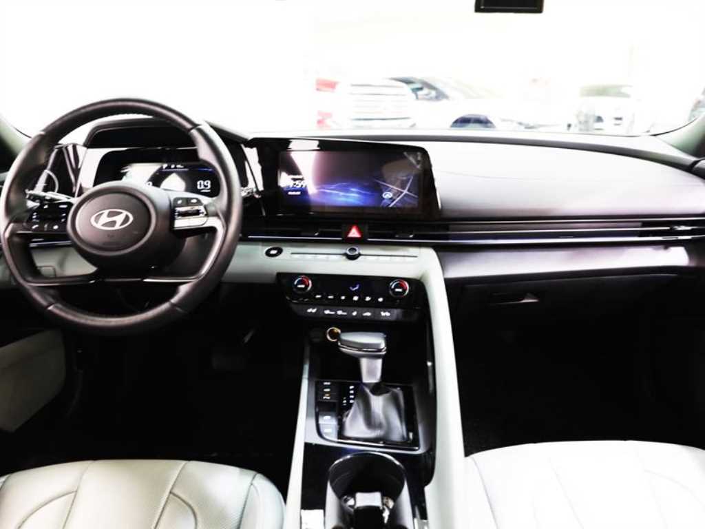 HYUNDAI Avante - Vista 10