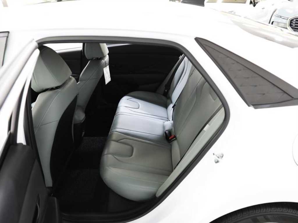 HYUNDAI Avante - Vista 9