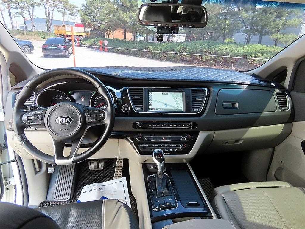 KIA Carnival - Vista 8