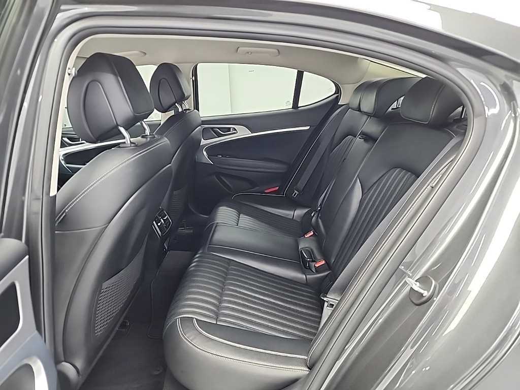 Genesis G70 - Vista 12