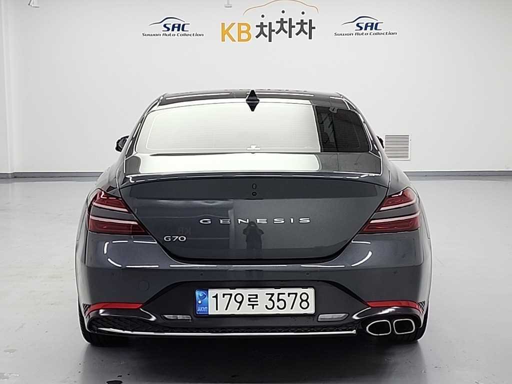 Genesis G70 - Vista 3